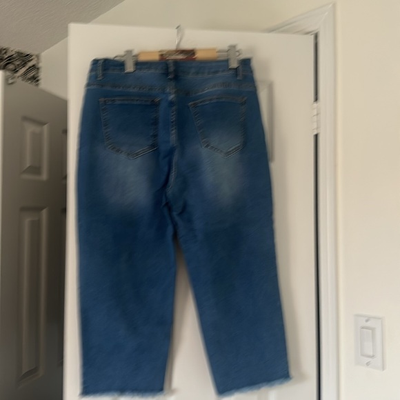 Cropped blue jeans from Amazon. Brand new never been worn size 12. - Picture 4 of 5